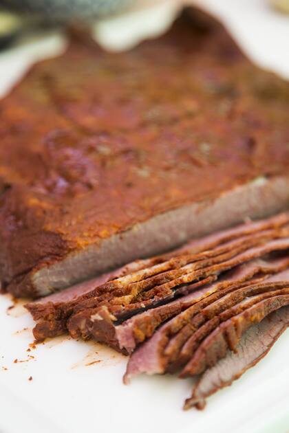Para llegar al punto justo de salmuera, el proceso de elaboración del pastrón puede llevar entre 5 y 6 días