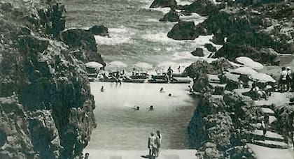 Para llenar la pileta usaban el agua del mar que golpeaba contra las rocas (Foto: YouTube)