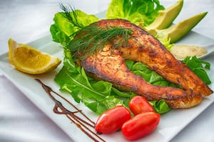 Para llevar adelante una dieta mediterránea solamente deben consumirse vegetales con pequeñas cantidades de carne de res y pollo (imagen ilustrativa)