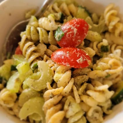 Para lograr combinar adolescentes felices y un almuerzo nutritivo esta ensalada es especial