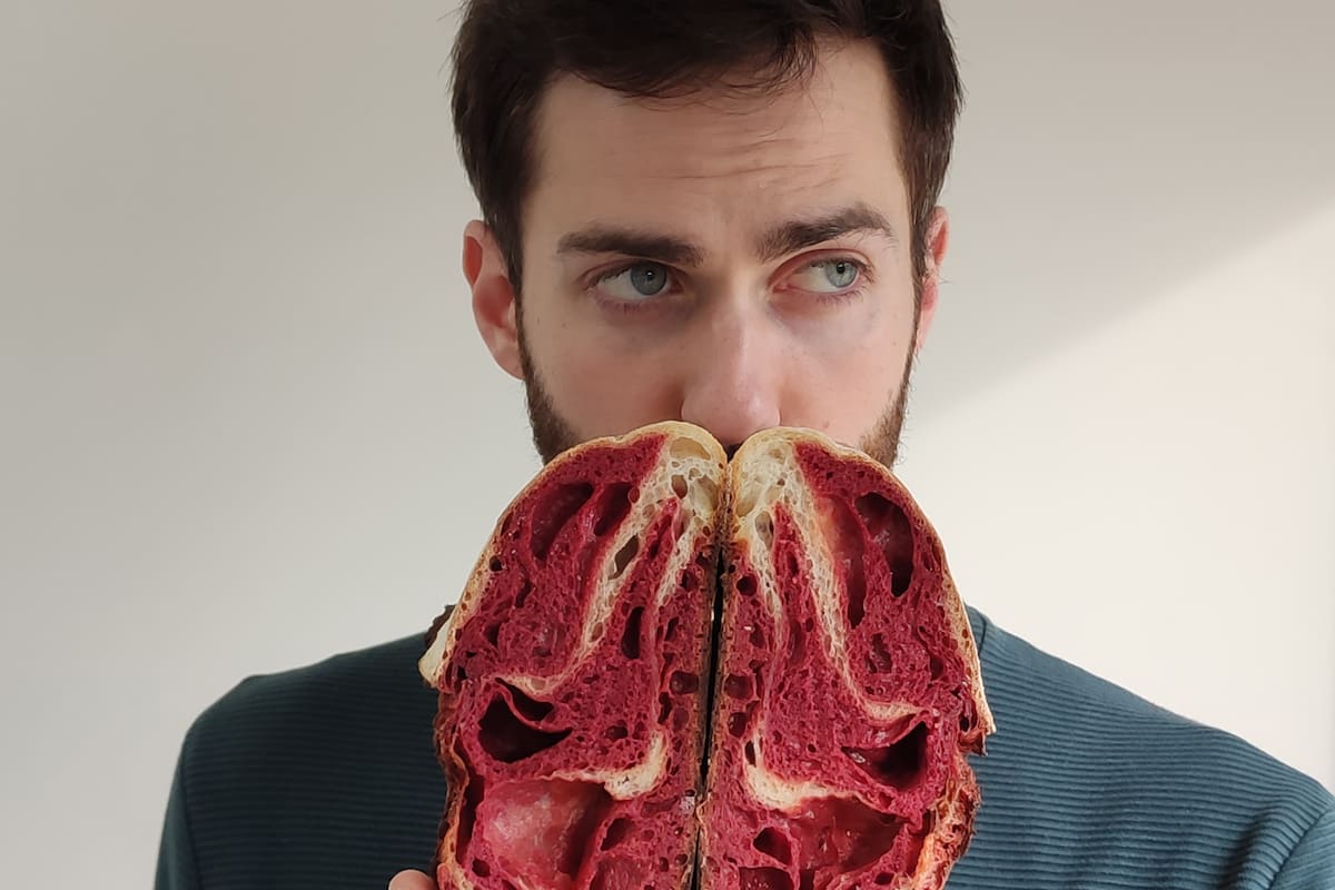 Para lograr el juego de colores, Nikolaos Chandolias tiñe los panes con jugo de remolacha, espirulina o kale