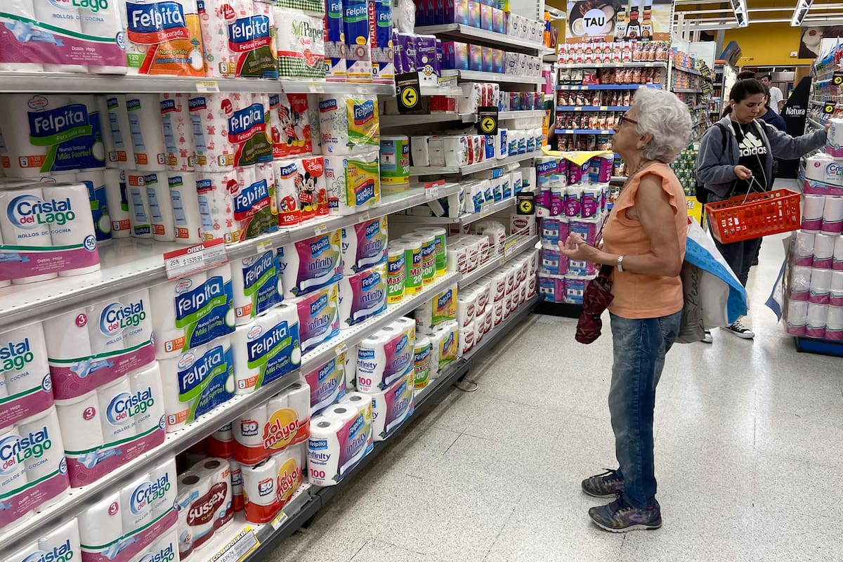 Para los analistas, el menor ritmo de ajuste cambiario y el aumento más paulatino de tarifas acentuará la desaceleración de la inflación