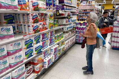 Para los analistas, el menor ritmo de ajuste cambiario y el aumento más paulatino de tarifas acentuará la desaceleración de la inflación