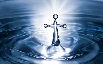 Para los creyentes el agua bendita significa la renovación del compromiso con Dios