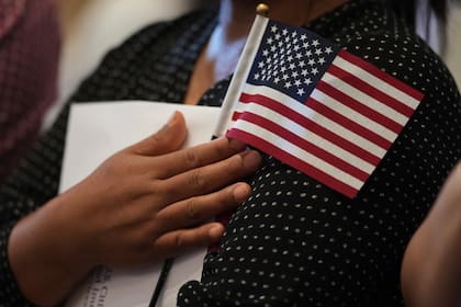 Para los críticos de la administración Trump, la medida busca desalentar las solicitudes de naturalización (AP Foto/Eric Gay, Archivo)