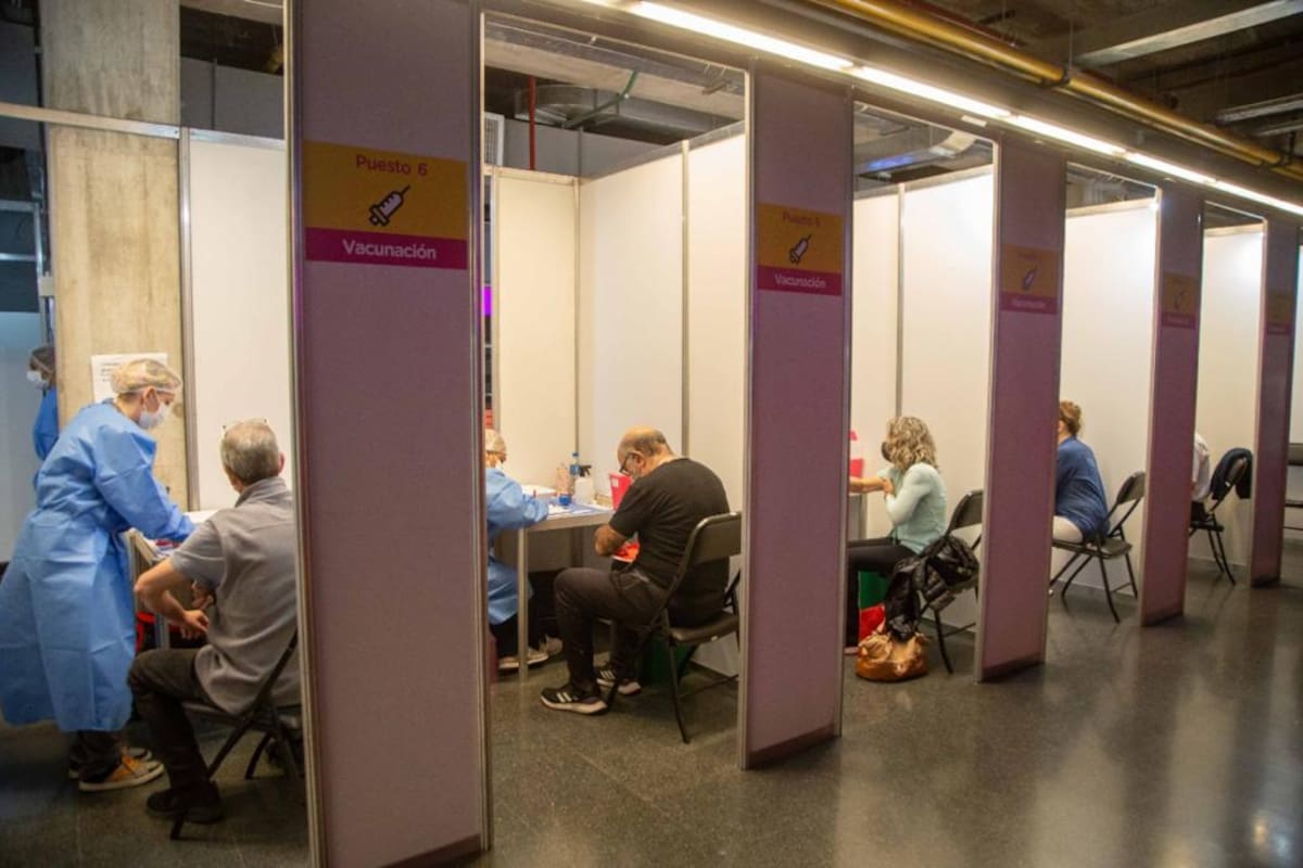 Para los expertos, los jóvenes es el grupo que más resistencia tiene a la aplicación del refuerzo