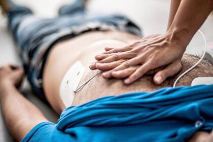 Para los fanáticos de las series de TV, la escena les resultará muy familiar y, en muchas oportunidades, los médicos terminan salvándole la vida al paciente