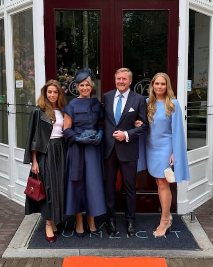 Para los festejos de este año por el Día del Rey, la reina Máxima eligió un look sobrio y elegante en azul marino (Foto: Instagram @koninklijkhuis)