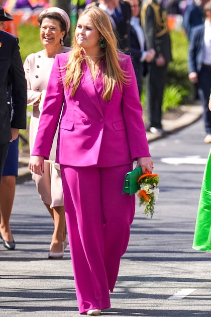 Para los festejos del Día del Rey de este año, en Róterdam, vistió un conjunto sastrero de terciopelo diseñado también por Marina Rinaldi. ¿El color? Fucsia, un tono que es tendencia. Una vez más, eligió su cartera verde de Jacquemus y stilettos en color nude Gianvito Rossi.