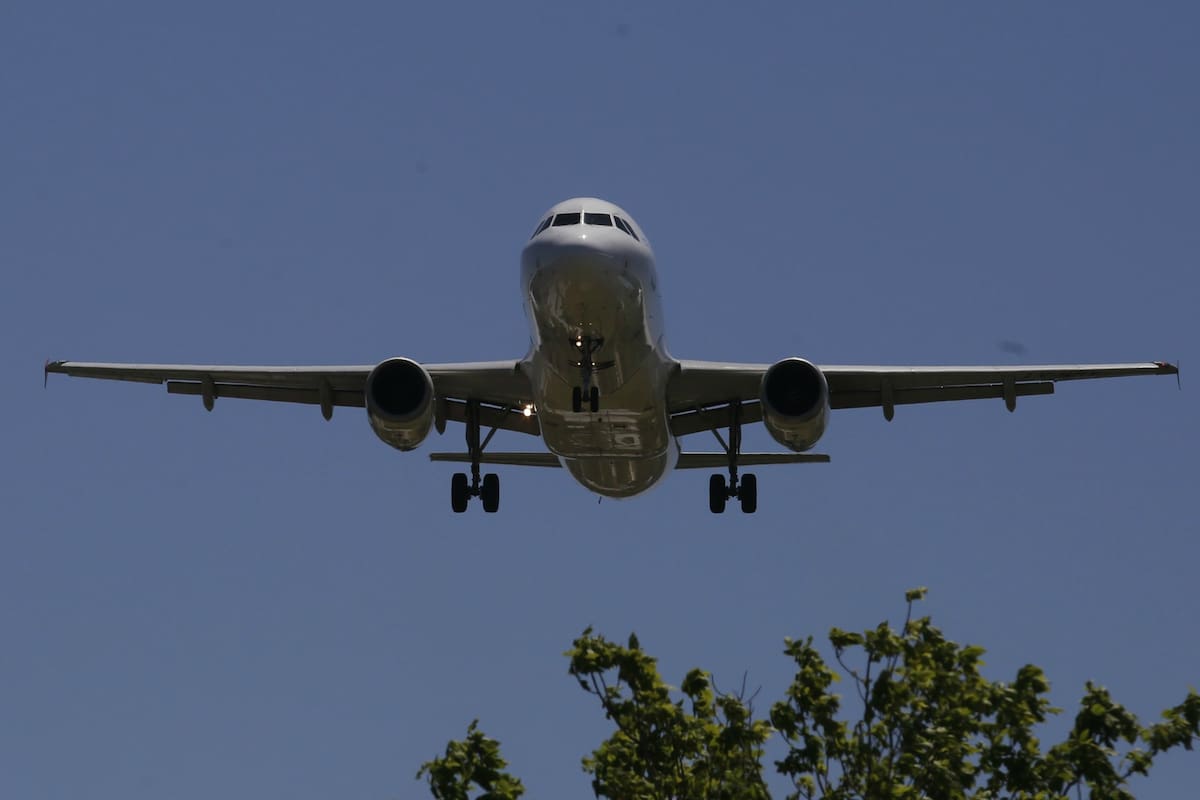 Para los gremialistas, "la política aerocomercial actual está sacrificando condiciones laborales, salarios, y seguridad operacional aérea, en pos de la codicia de un grupo de empresarios"
