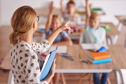 Para los maestros interesados, se detallan los requisitos de elegibilidad, como la ciudadanía no estadounidense, título universitario, al menos dos años de experiencia docente y dominio del inglés