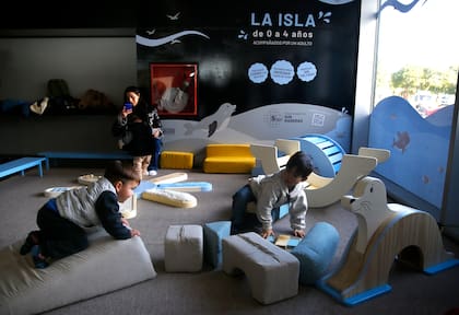 Para los más pequeñitos, de 0 a 4 años, el Museo MAR propone La isla, con experiencias sensoriales y motrices mediante alternativas de juego y desarrollo cognitivo