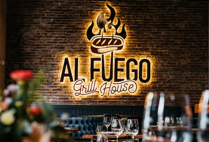 Para los que quieren cocinar en casa, Al Fuego ofrece su tienda online. Y para los que disfrutan de salir a comer, su Grill House espera.