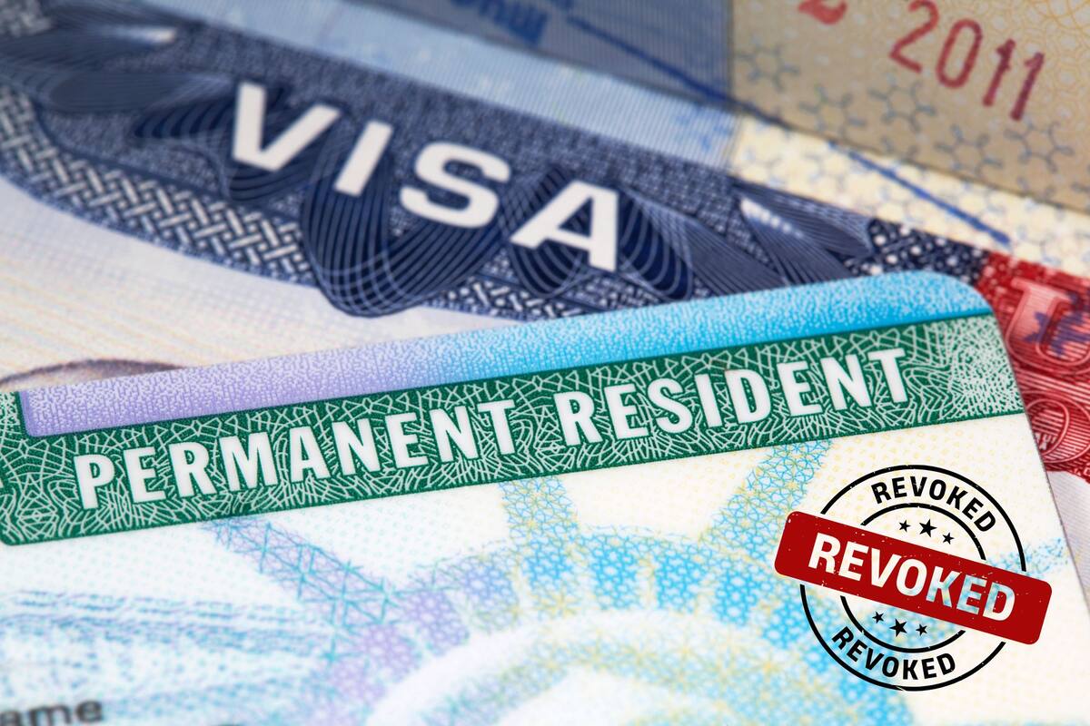 Para los residentes permanentes en Estados Unidos, cometer ciertas infracciones puede poner en peligro su estatus migratorio (Canva)