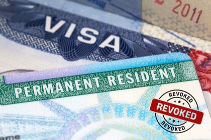 Para los residentes permanentes en Estados Unidos, cometer ciertas infracciones puede poner en peligro su estatus migratorio (Canva)