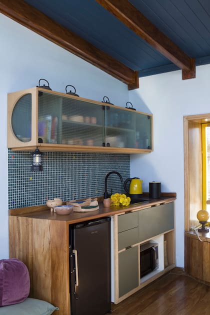 Para los techos se usó panel sándwich, que reúne aislación térmico-acústica y acabado interior. Mueble de cocina a medida (Brunatelier).