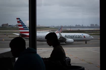 Para los titulares de una green card, el límite de 180 días fuera de EE.UU. marca un punto crítico en su estatus migratorio al intentar reingresar al país norteamericano