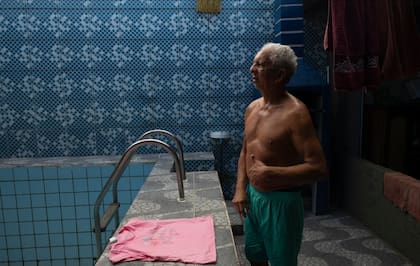 Para mantener alejados a los mosquitos, Paulo Gomes vacía la piscina de su casa en Belém todos los domingos después de que se van sus nietos