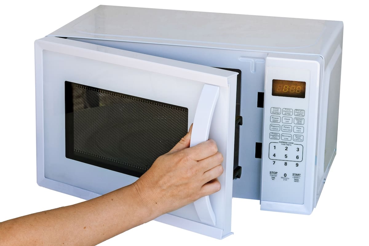 Para mantener la hora correcta el reloj del microondas depende de una conexión eléctrica estable