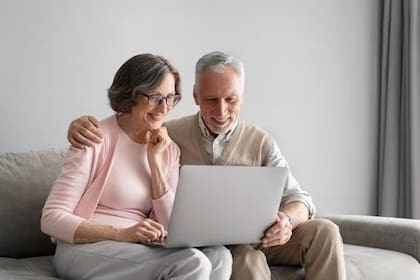 Para mantener la mente activa, es importante realizar actividades dentro y fuera del hogar, como un día de esparcimiento familiar, llevar a cabo reuniones con amistades, escuchar música, ver fotos y comentarlas y emplear la tecnología