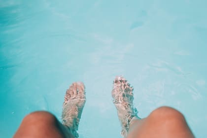 Para mantener limpia la piscina hay que limpiar el filtro y cubrir con un cubre piscina mientras no esté en uso