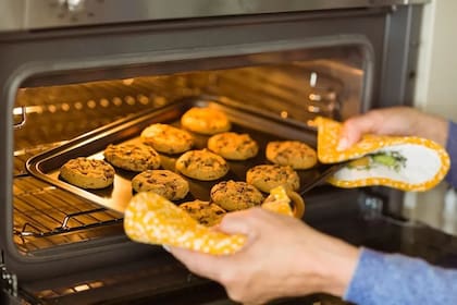 Para mantener su buen estado, se recomienda evitar que la asadera quede con restos de comida