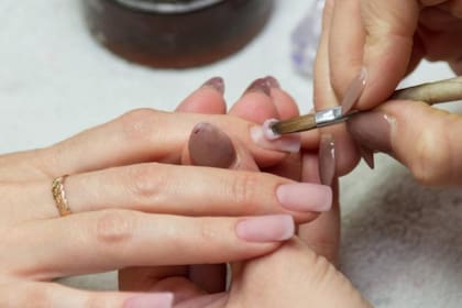 Para mantener sus uñas sanas, es importante retirar los restos de esmalte y exfoliar sus manos (Foto: Istock)