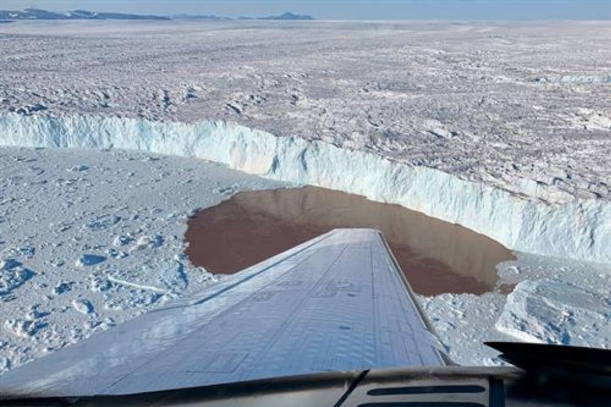 Para medir la profundidad y la salinidad del agua, el proyecto OMG lanzó sondas en avión a los fiordos a lo largo de la costa de Groenlandia