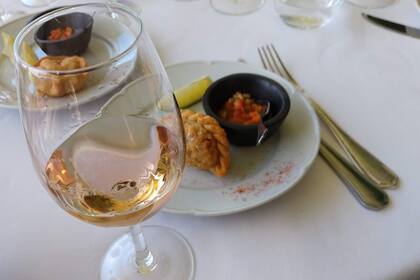 Para muchas, se recomiendan blancos frescos; pero otras piden tintos