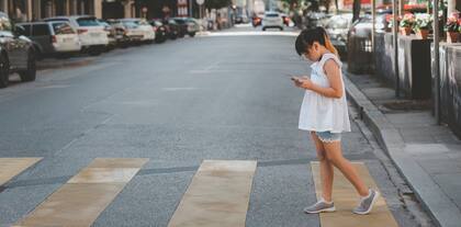 Para muchos, las redes sociales son herramientas útiles para interactuar en la distancia, construir relaciones de intimidad y afrontar momentos difíciles