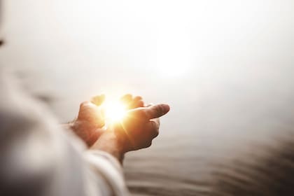 Para Neale Walsch la "meditación de parar” consiste en detenersee seis veces al día durante diez segundos cada vez y conectarse con el silencio interior