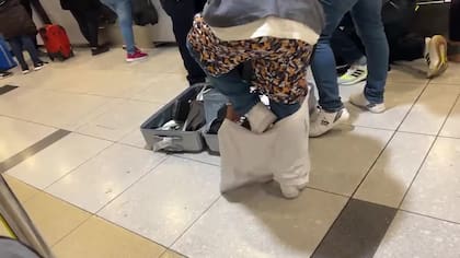 Para no pagar exceso de equipaje, una opción es llevar las prendas más pesadas puestas (pero no hacerlo en el aeropuerto) Archivo