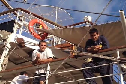 Para no perder días de clase durante su viaje de instrucción, los marineros continuaron realizando tareas académicas.