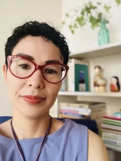 "Para nosotros, los brasileños, vivir con la posibilidad de que un día el Monte Fuji haga erupción y el suelo se convierta en un mar de lava puede ser aterrador", dice Carine Sayuri Goto
