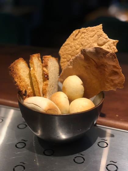 Para nunca beber con el estómago vacío, en Verdot le pusieron mucho empeño a su panera.