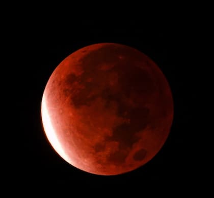Para observar el eclipse lunar total no es necesario ningún filtro especial, pero los telescopios pueden mejorar la experiencia (ARCHIVO-Foto: Leonel Garza)
