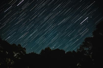 Para observar la lluvia de estrellas se aconseja acudir a un lugar alejado de la iluminación artificial (Pexels/GeorgiosTsatas)