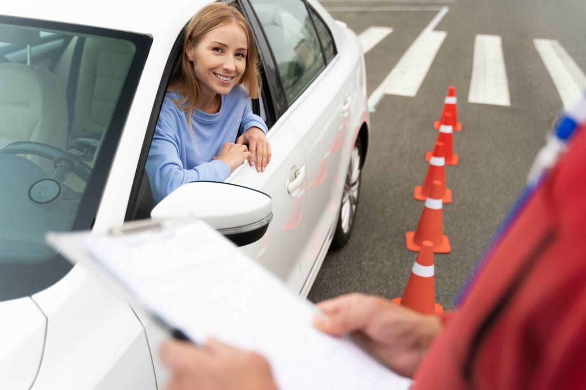 Para obtener la licencia de conducir en Florida es necesario aprobar exámenes de conocimiento y práctica