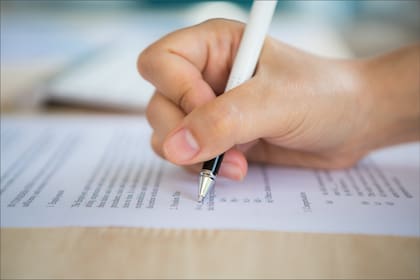 Para obtener la licencia de conducir, los solicitantes en Nueva York deben aprobar un examen de conocimientos teórico y uno práctico