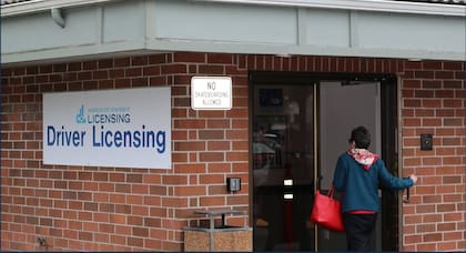Para obtener una licencia de conducir o una identificación de Washington, es necesario visitar una oficina del Departamento de Licencias del Estado
