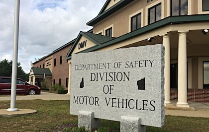 Para obtener una tarjeta Real ID el residente deberá visitar una oficina del DMV y llevar la documentación requerida
