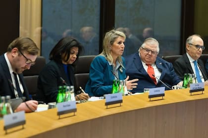 Para otra de las reuniones, la reina se lució con un conjunto de pantalón y saco en color azul petróleo (Foto: Instagram @queen.maxima)