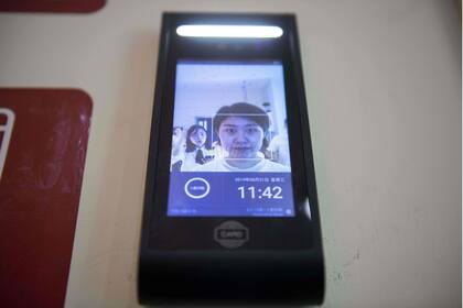 Para pagar en un comercio, los consumidores tienen que enviar una foto con su cara a la cuenta bancaria o a un sistema de pago móvil. El supermercado tendrá un escáner especial donde se reconocerá el rostro y se dirigirá directamente a la cuenta registrada.