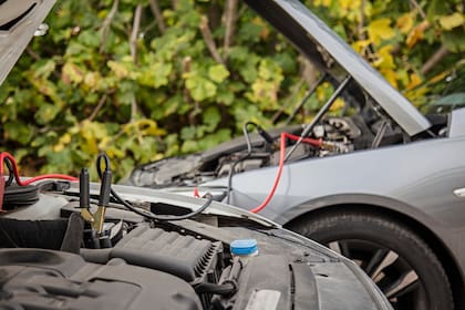 Para pasar batería de un auto donante hay que poner los autos enfrentados