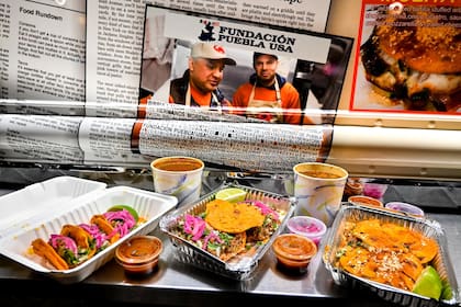 Para perfeccionar su receta de birrias, cruzó la frontera hacia Tijuana tres o cuatro veces para visitar amigos y hacer preguntas detalladas sobre la preparación de la carne