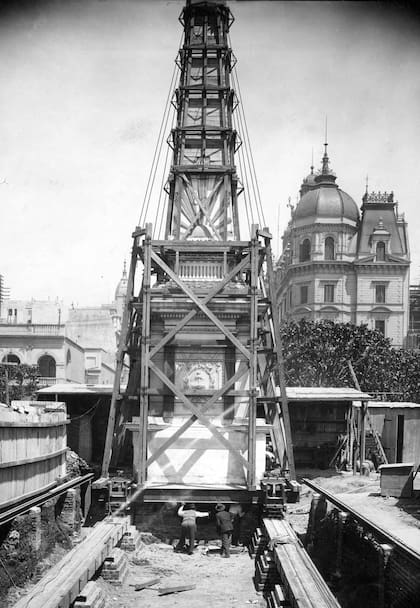 Para poder emplazar el nuevo monumento, llegaron a trasladar la Pirámide de Mayo en 1912.