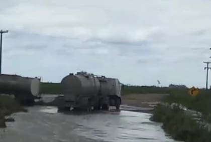 Para poder sacar la leche, la productora recurre a un viejo acoplado cisterna que compró en la inundación de 2012: “Saco unos 14.500 litros por día. Ponemos la leche del tanque de frío en el acoplado con una manguera, lo enganchamos al tractor y la llevamos hasta Cadret, a 20 kilómetros"
