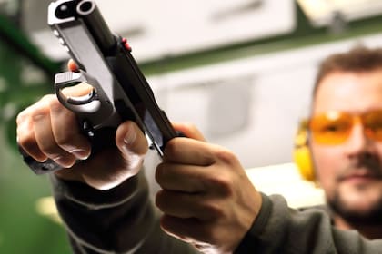 Para portar un arma en Illinois se necesita una tarjeta de Identificación de Propietarios de Armas de Fuego (FOID)(iStock)