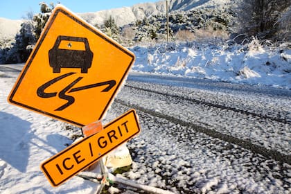 Para precisar el peligro exacto del camino, el rombo amarillo suele acompañarse con carteles adicionales inferiores con la leyenda ICE, que advierte sobre la presencia de hielo