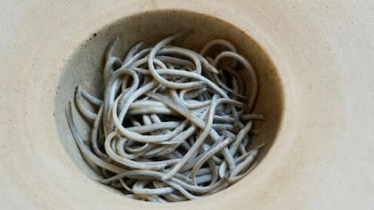 Para preparar estas angulas, el chef mandó a hacer especialmente unas sartenes con agujeros minúsculos